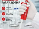 Micropipeta 100–1000 µL transferindo liquido em bancada laboratorial